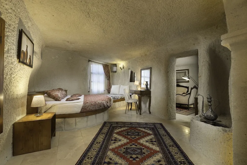 112 King Cave Suit with Jacuzzi