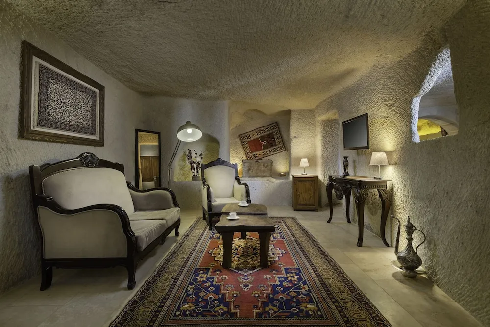 112 King Cave Suit with Jacuzzi