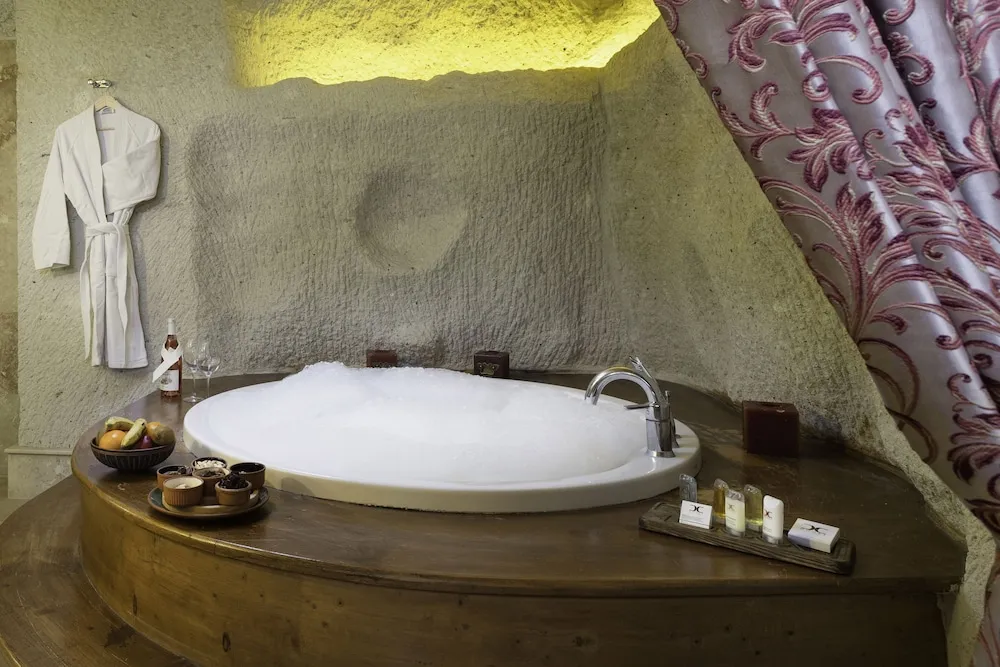 112 King Cave Suit with Jacuzzi