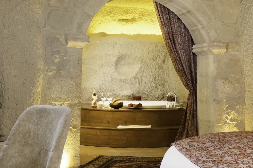 112 King Cave Suit with Jacuzzi