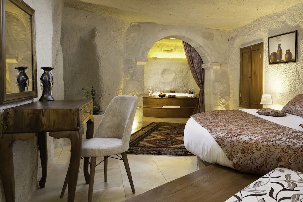 112 King Cave Suit with Jacuzzi