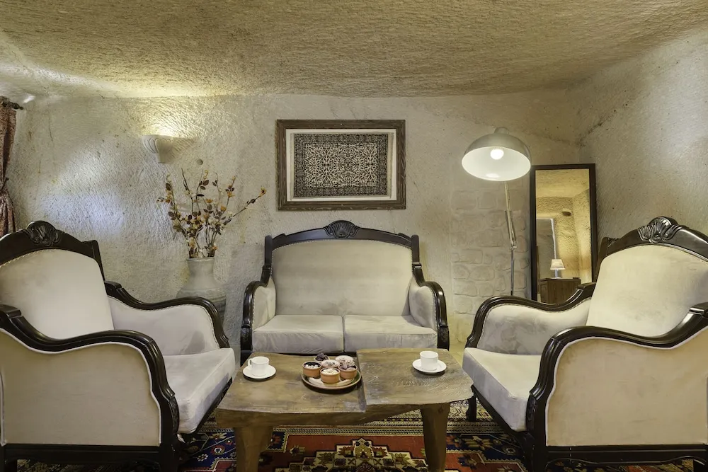 112 King Cave Suit with Jacuzzi