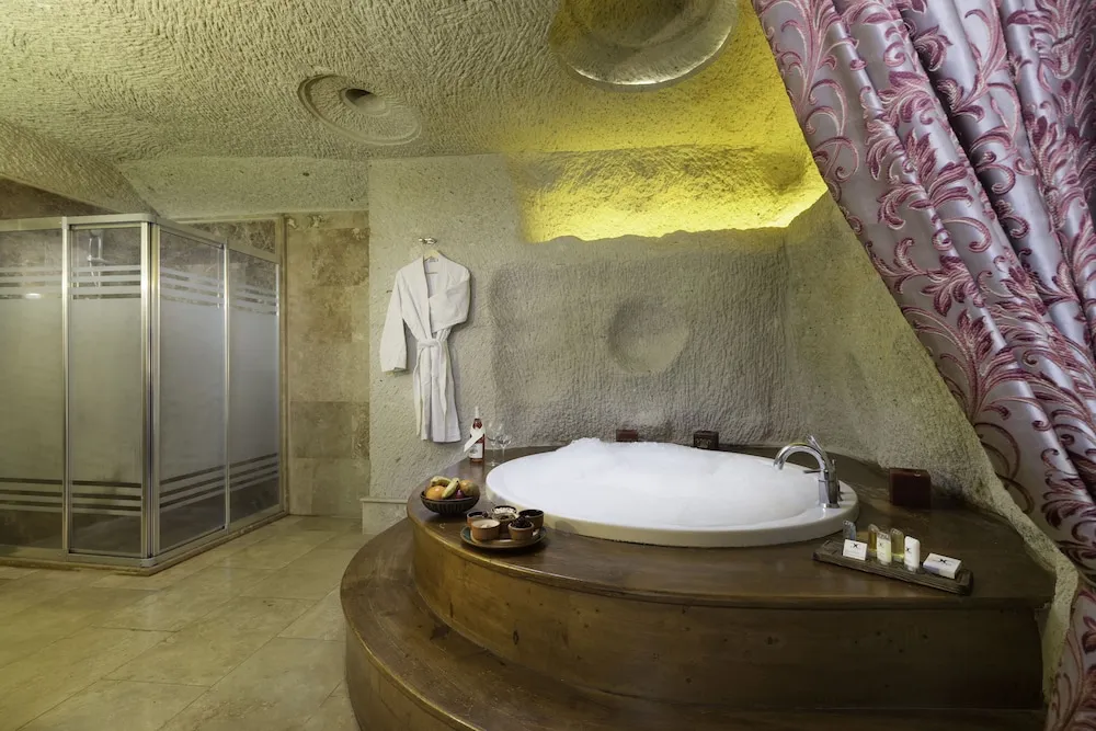 112 King Cave Suit with Jacuzzi