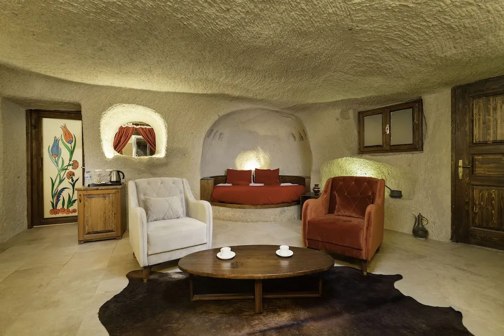 106 King Cave Suit with Jacuzzi