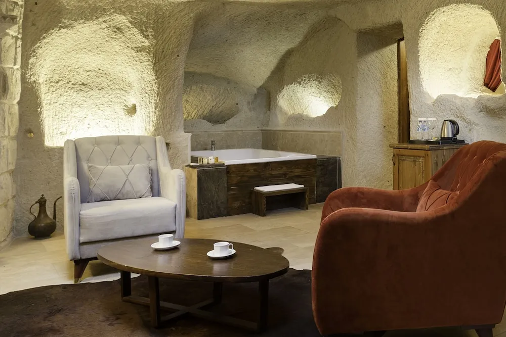 106 King Cave Suit with Jacuzzi
