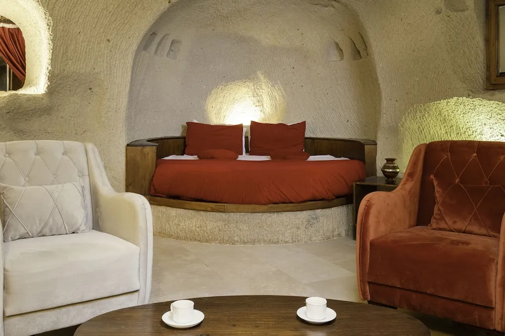 106 King Cave Suit with Jacuzzi
