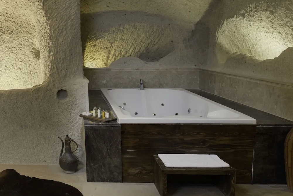 106 King Cave Suit with Jacuzzi