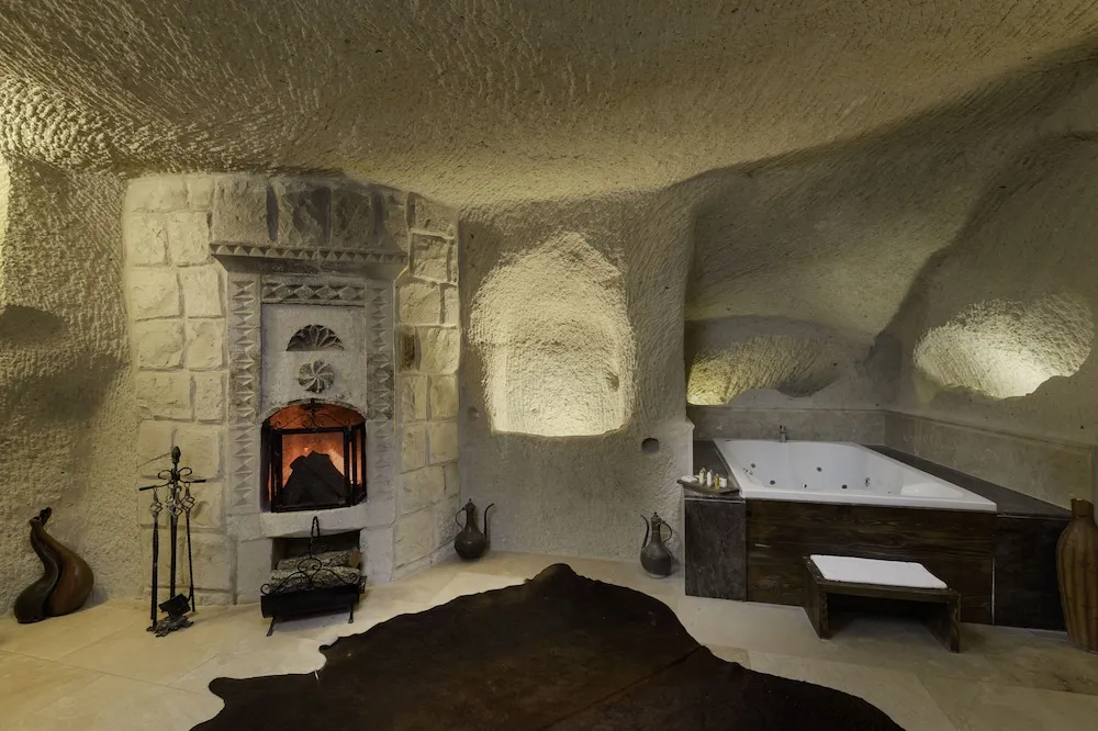 106 King Cave Suit with Jacuzzi