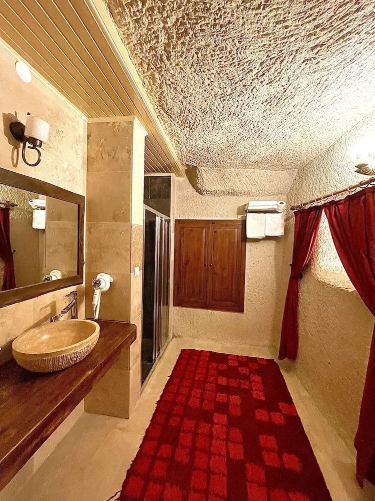 106 King Cave Suit with Jacuzzi