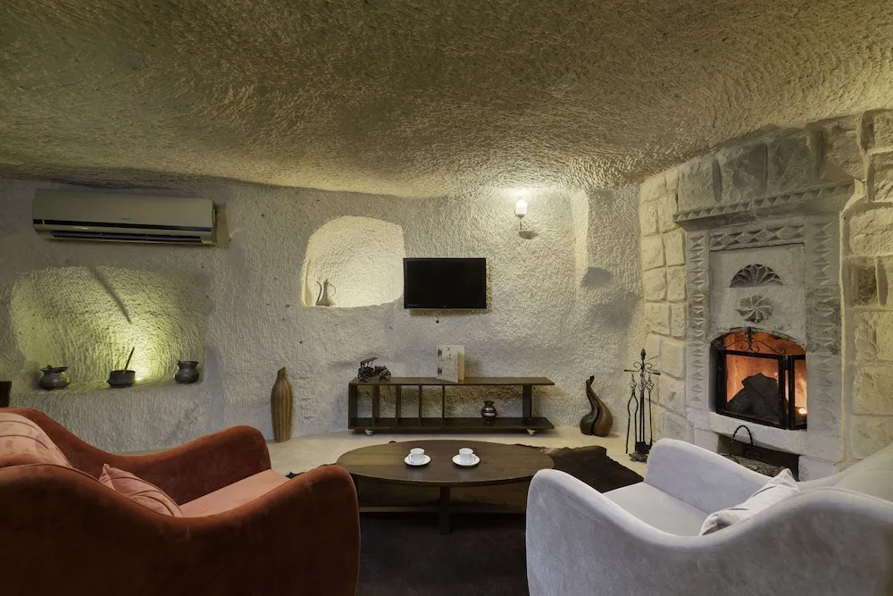 106 King Cave Suit with Jacuzzi