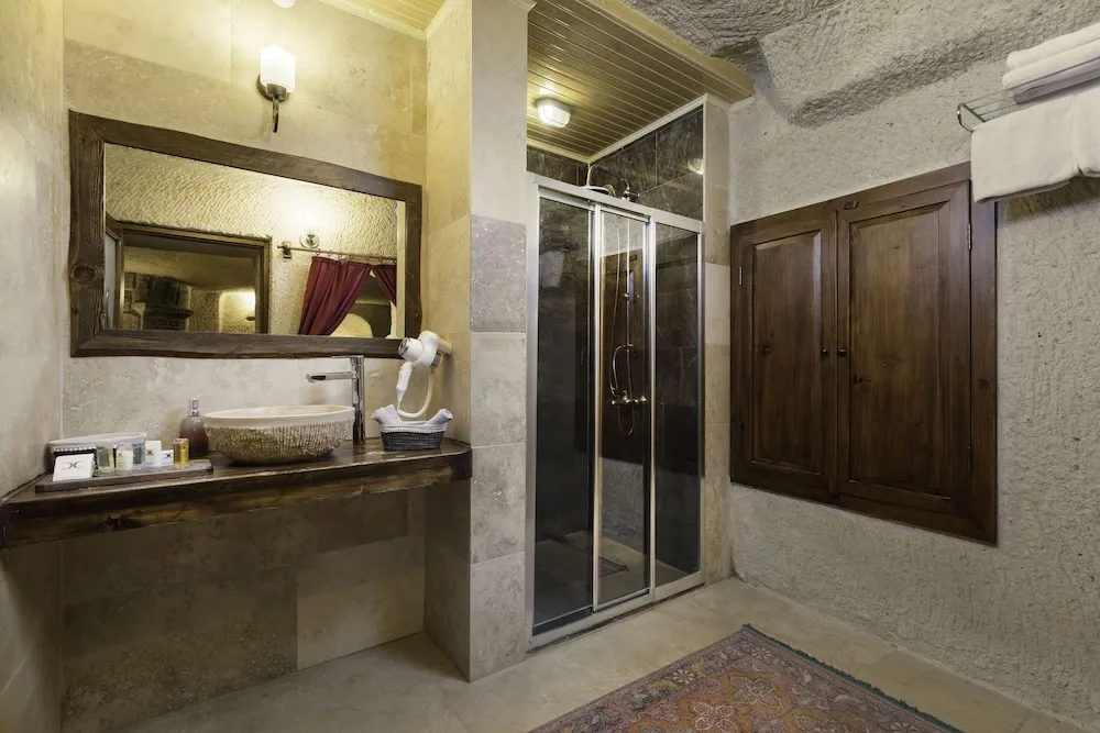 106 King Cave Suit with Jacuzzi