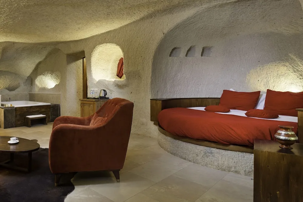 106 King Cave Suit with Jacuzzi