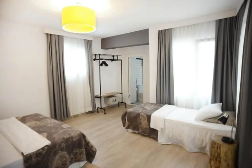 Üç Kişilik Oda