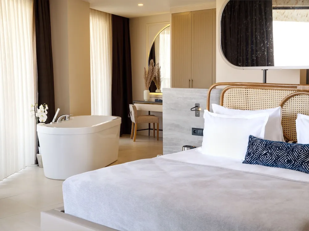 Breeze Suite Gentlemen's Room
