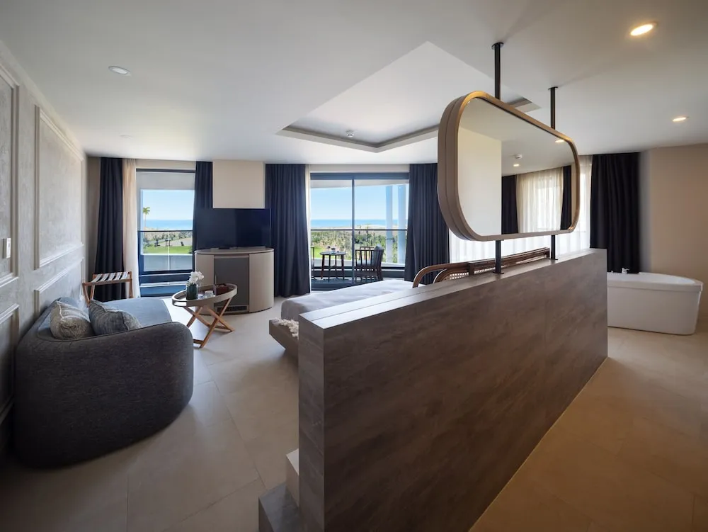Breeze Suite Gentlemen's Room
