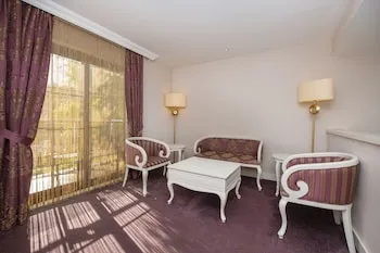 Han Deluxe Hotel
