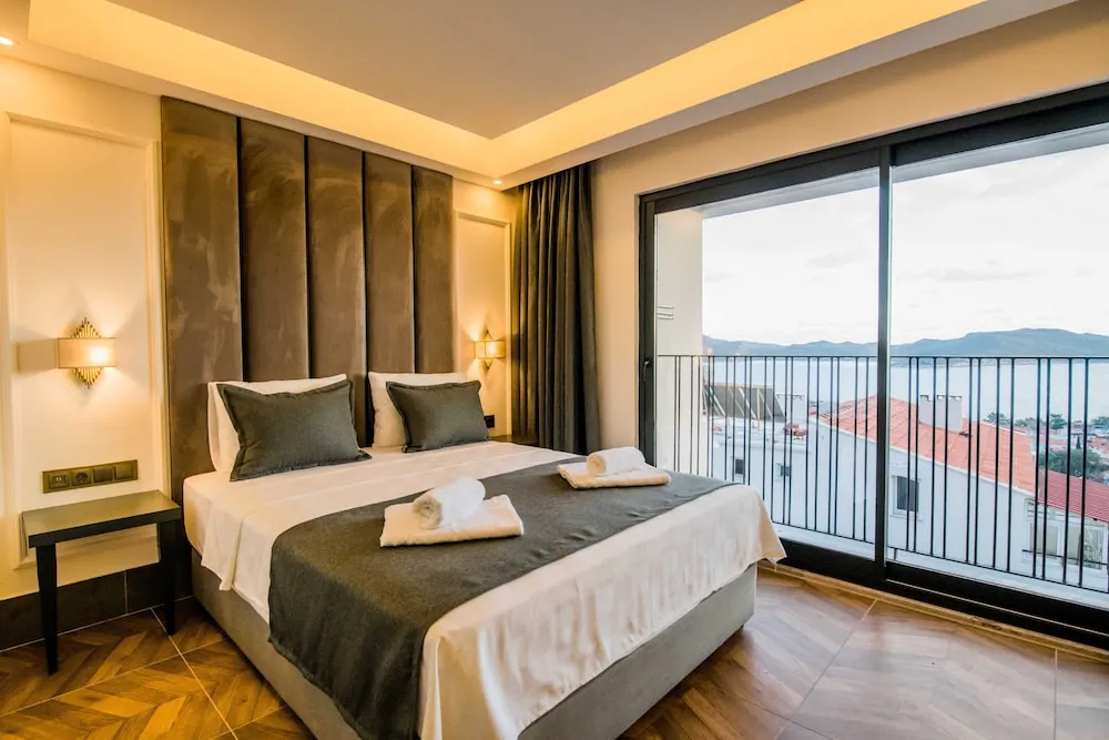Deluxe Tek Büyük Yataklı Oda, Kısmi Deniz Manzaralı