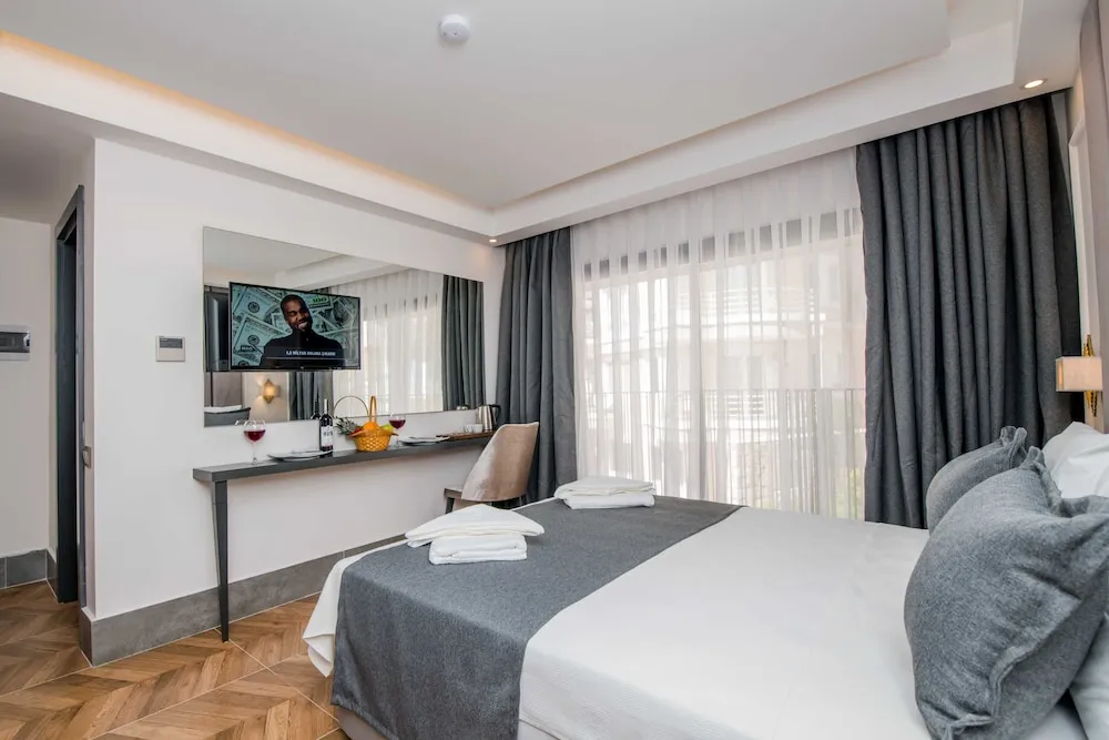 Deluxe Tek Büyük Yataklı Oda, Kısmi Deniz Manzaralı