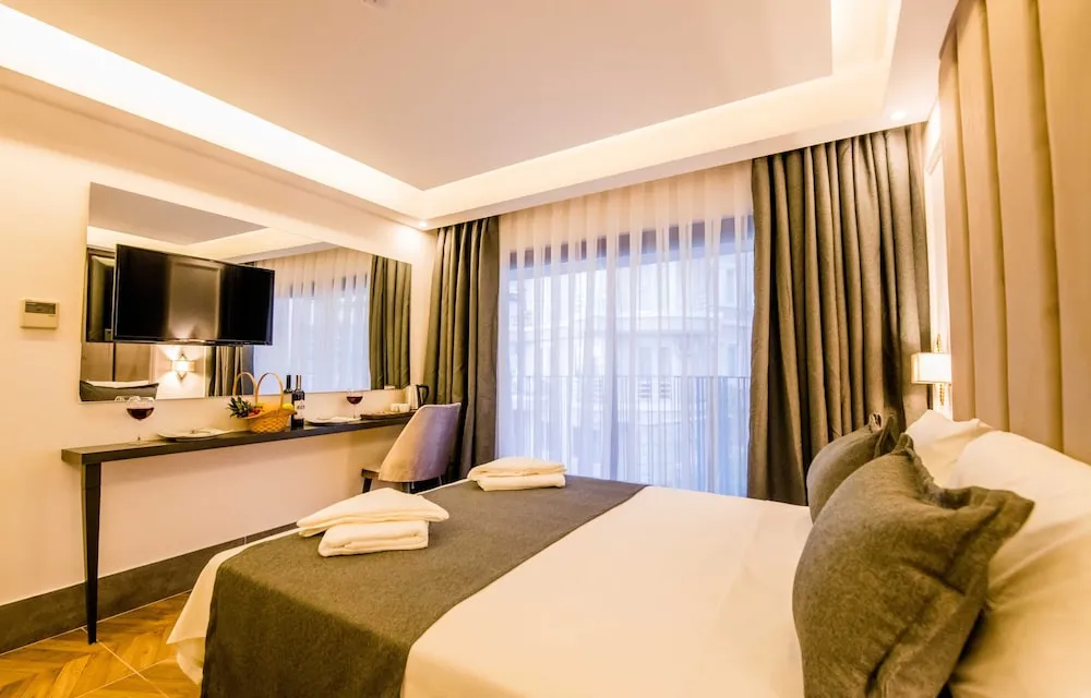 Deluxe Tek Büyük Yataklı Oda, Kısmi Deniz Manzaralı