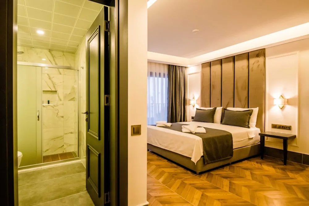 Deluxe Tek Büyük Yataklı Oda, Kısmi Deniz Manzaralı