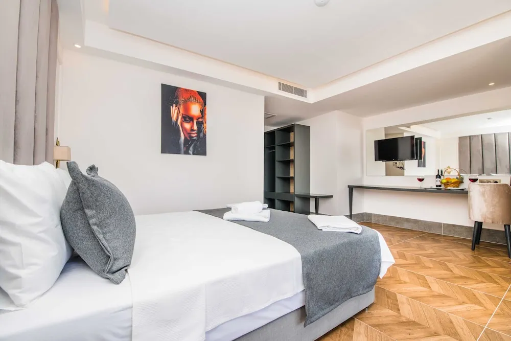 Deluxe Tek Büyük Yataklı Oda, Kısmi Deniz Manzaralı