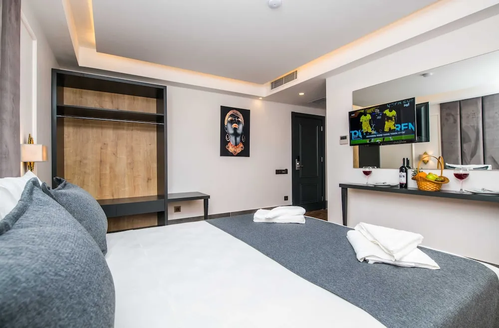 Deluxe Tek Büyük Yataklı Oda, Kısmi Deniz Manzaralı