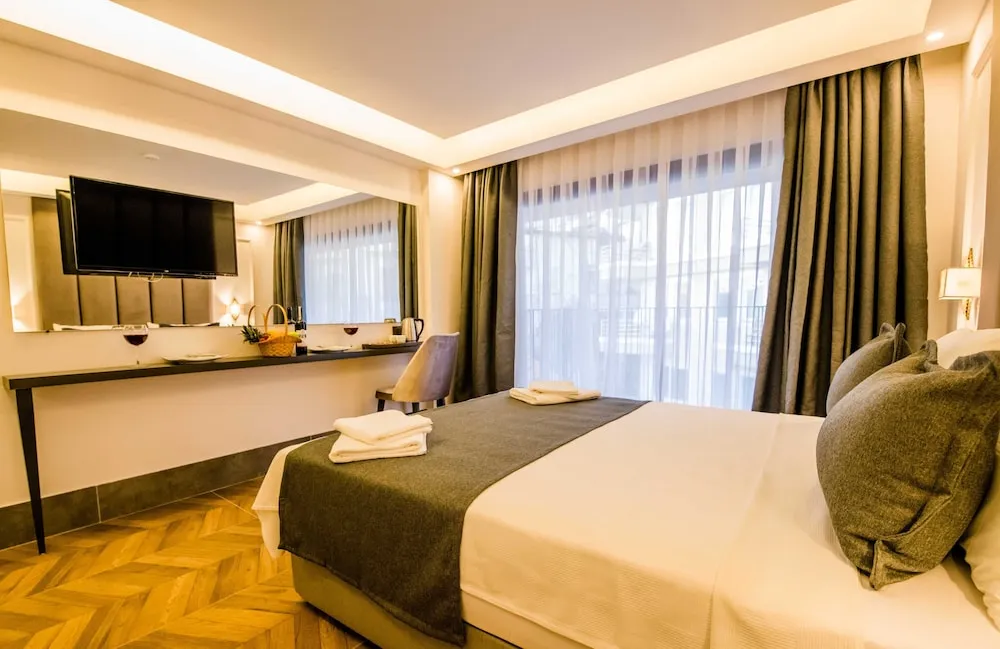 Deluxe Tek Büyük Yataklı Oda, Kısmi Deniz Manzaralı