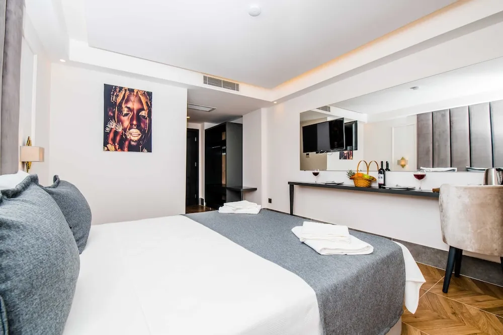Deluxe Tek Büyük Yataklı Oda, Kısmi Deniz Manzaralı