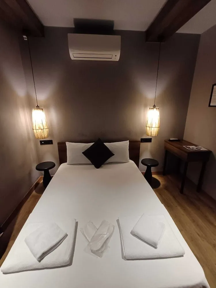 Deluxe Tek Büyük Yataklı Oda, Bahçe Manzaralı, Bahçeli