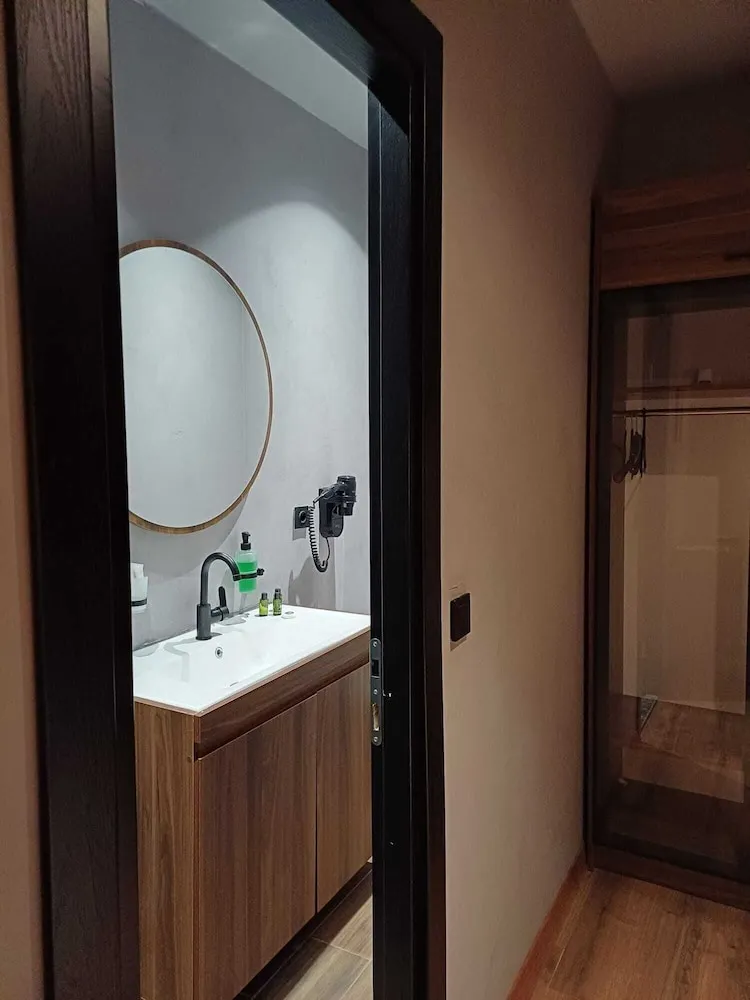 Deluxe Tek Büyük Yataklı Oda, Bahçe Manzaralı, Bahçeli