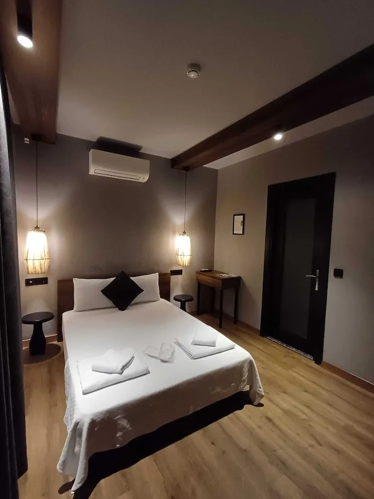 Deluxe Tek Büyük Yataklı Oda, Bahçe Manzaralı, Bahçeli