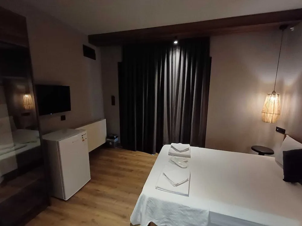 Deluxe Tek Büyük Yataklı Oda, Bahçe Manzaralı, Bahçeli