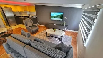 Let'stay Sweet Home Yellow