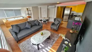 Let'stay Sweet Home Yellow