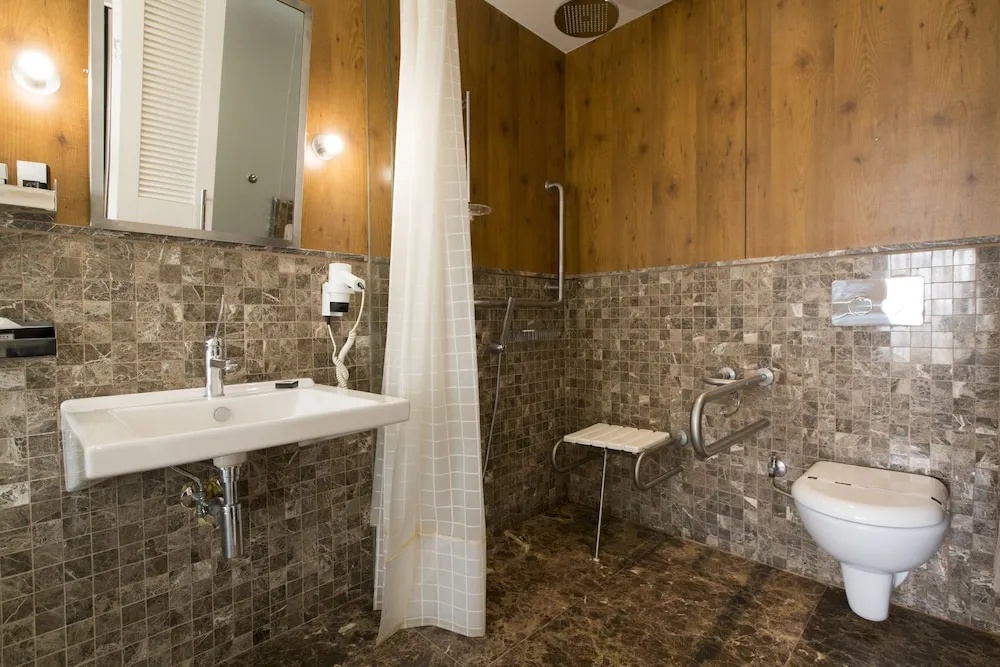 Double Room with Handicap Accessibility