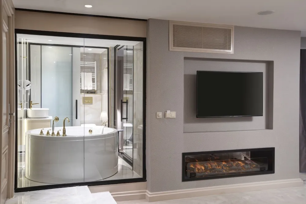 Executive Junior Suite with Spa Bath - Fireplace - Private Lounge Access