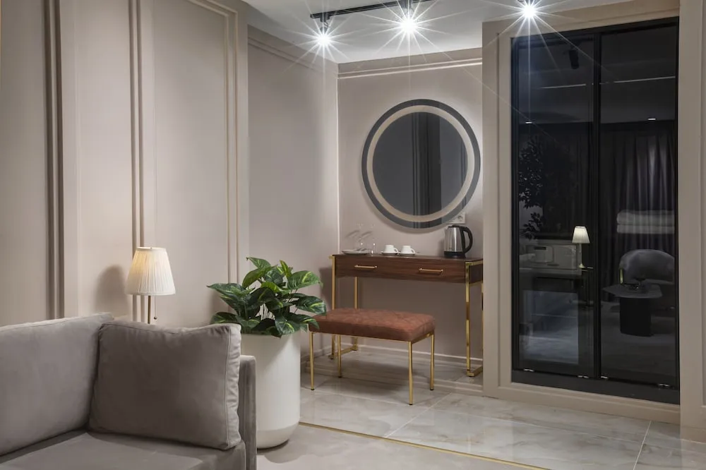 Executive Junior Suite with Spa Bath - Fireplace - Private Lounge Access