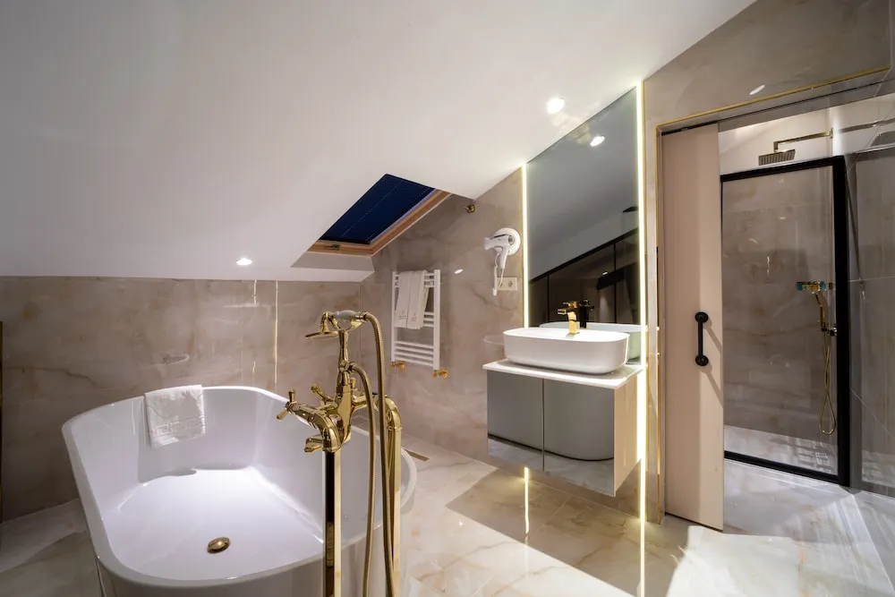 Executive Terrace Suite with Fireplace - Spa Bath - Private Lounge Access