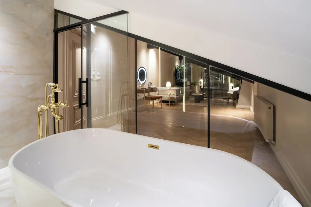 Executive Terrace Suite with Fireplace - Spa Bath - Private Lounge Access