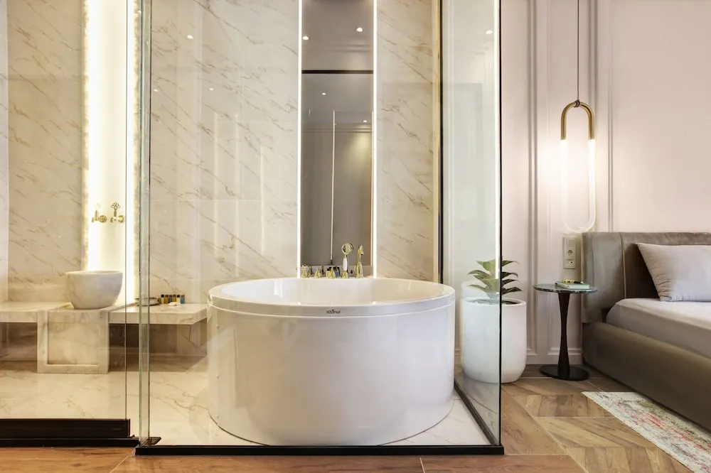 King Suite with Spa Bath