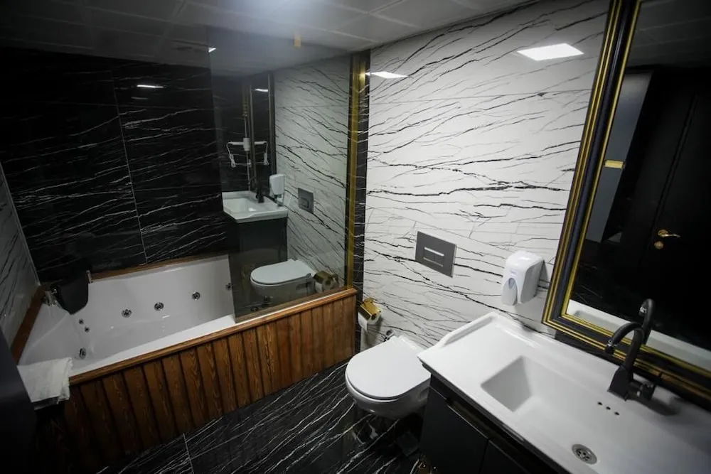 Business Studio with Jacuzzi