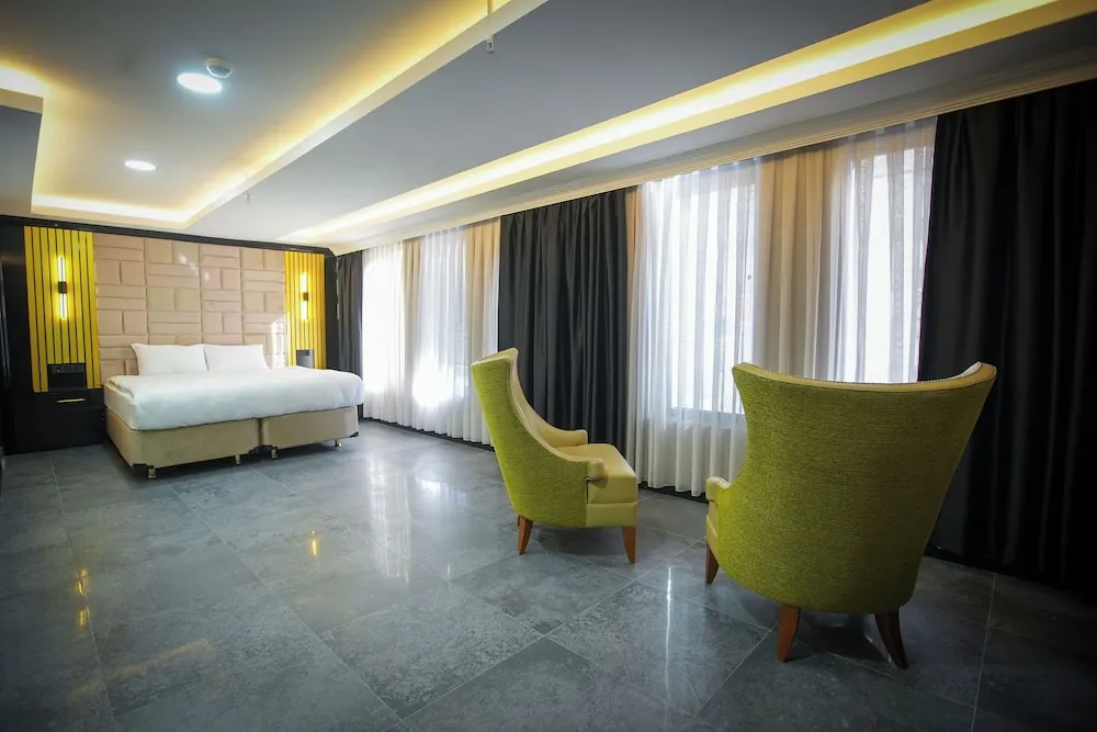 Business Studio with Jacuzzi