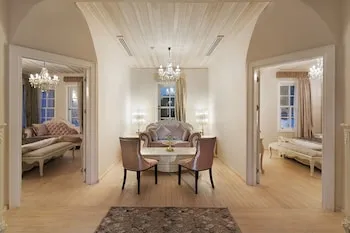 Elegance East Hotel - Boutique Class