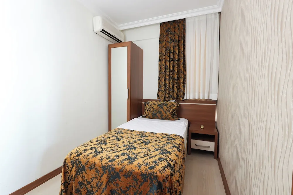 Uc Kisilik Oda Sehir Manzarali