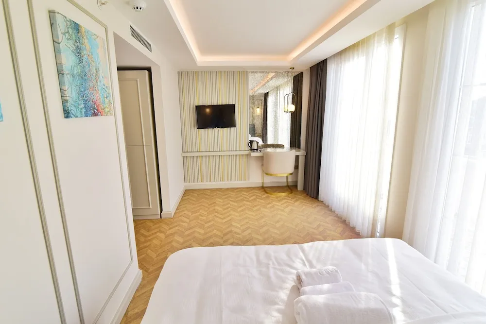 Deluxe Oda, Balkon, Kısmi Deniz Manzaralı