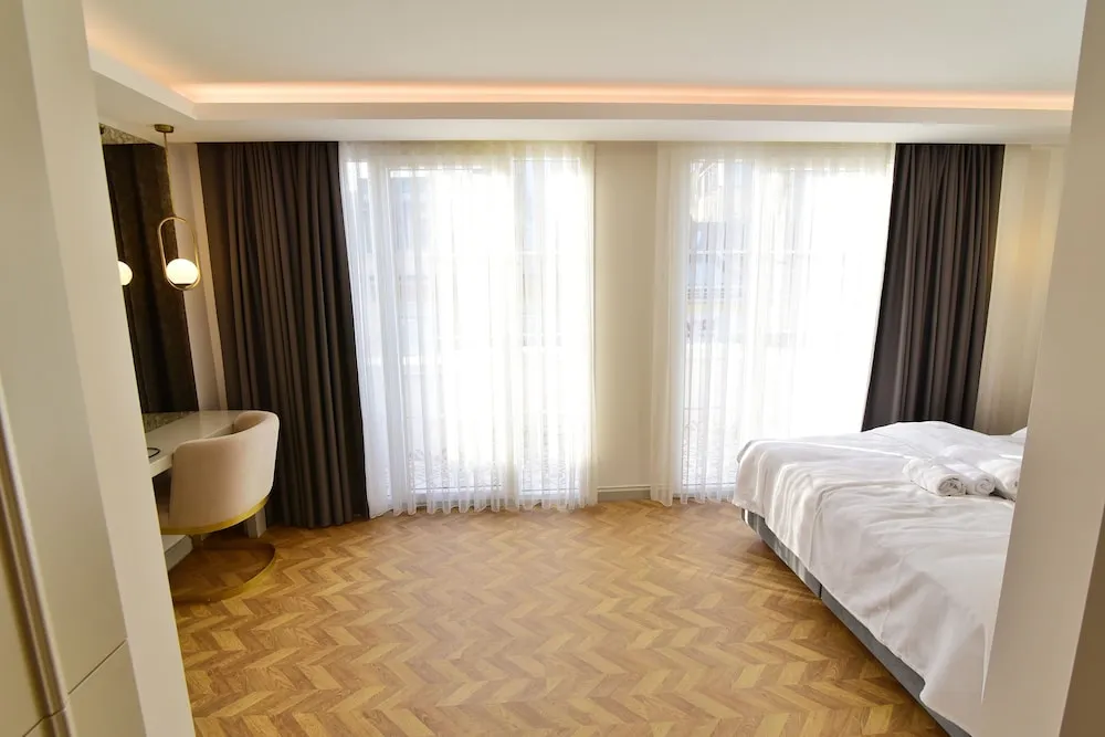 Deluxe Oda, Balkon, Kısmi Deniz Manzaralı