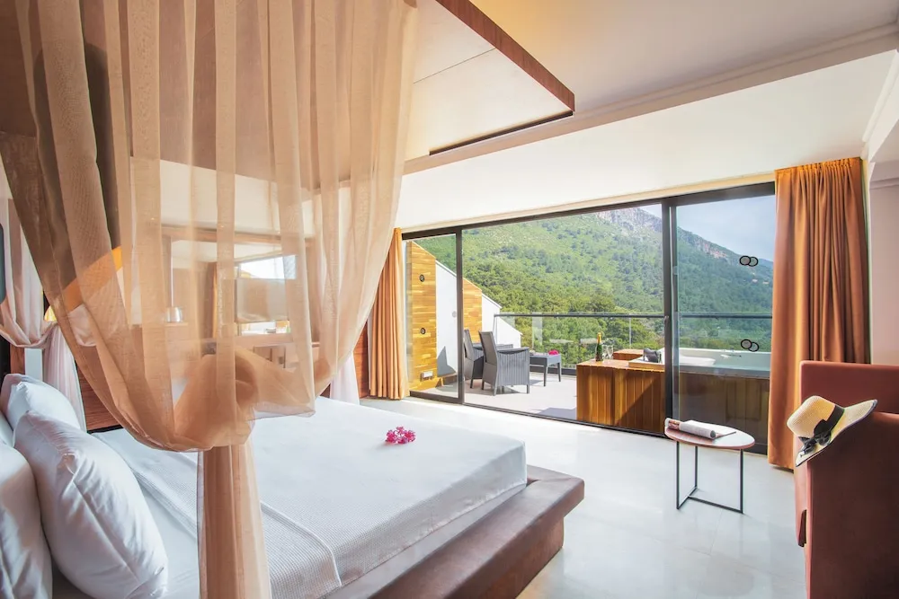 Luxury Süit, Balkon, Havuz Manzaralı