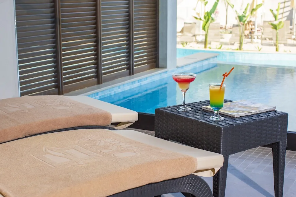 Luxury Suites Swimup