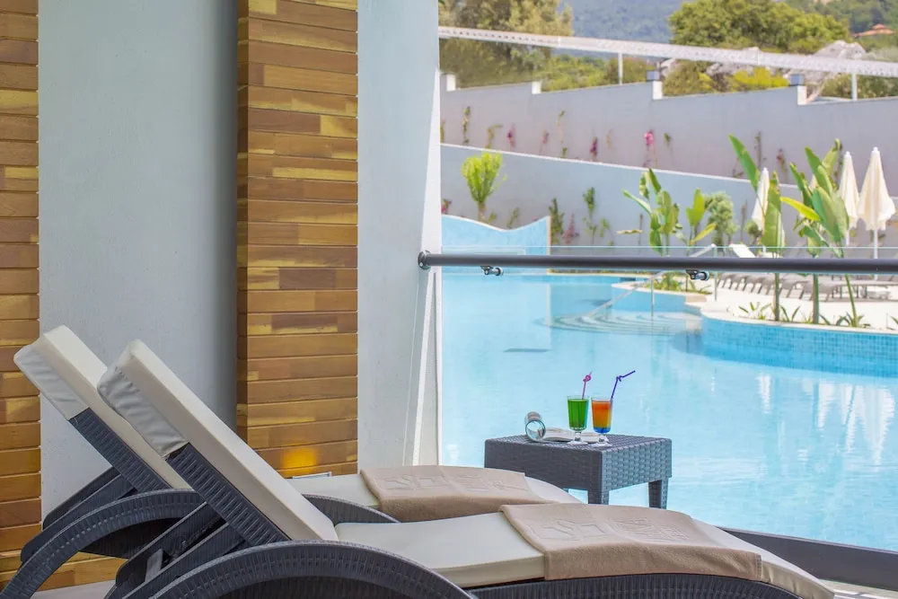 Luxury Suites Swimup