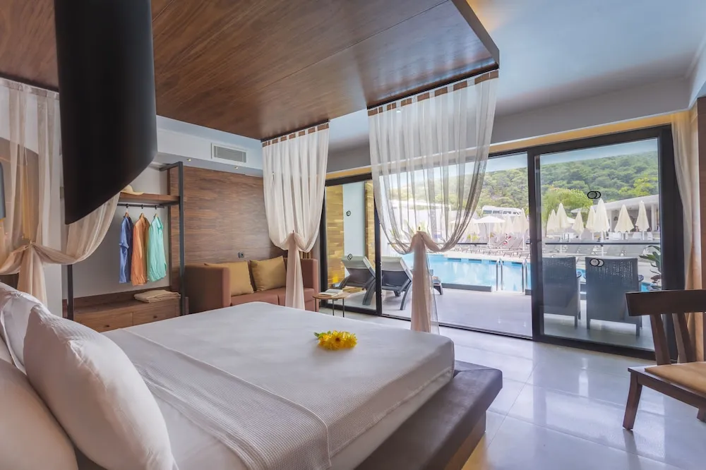 Luxury Suites Swimup